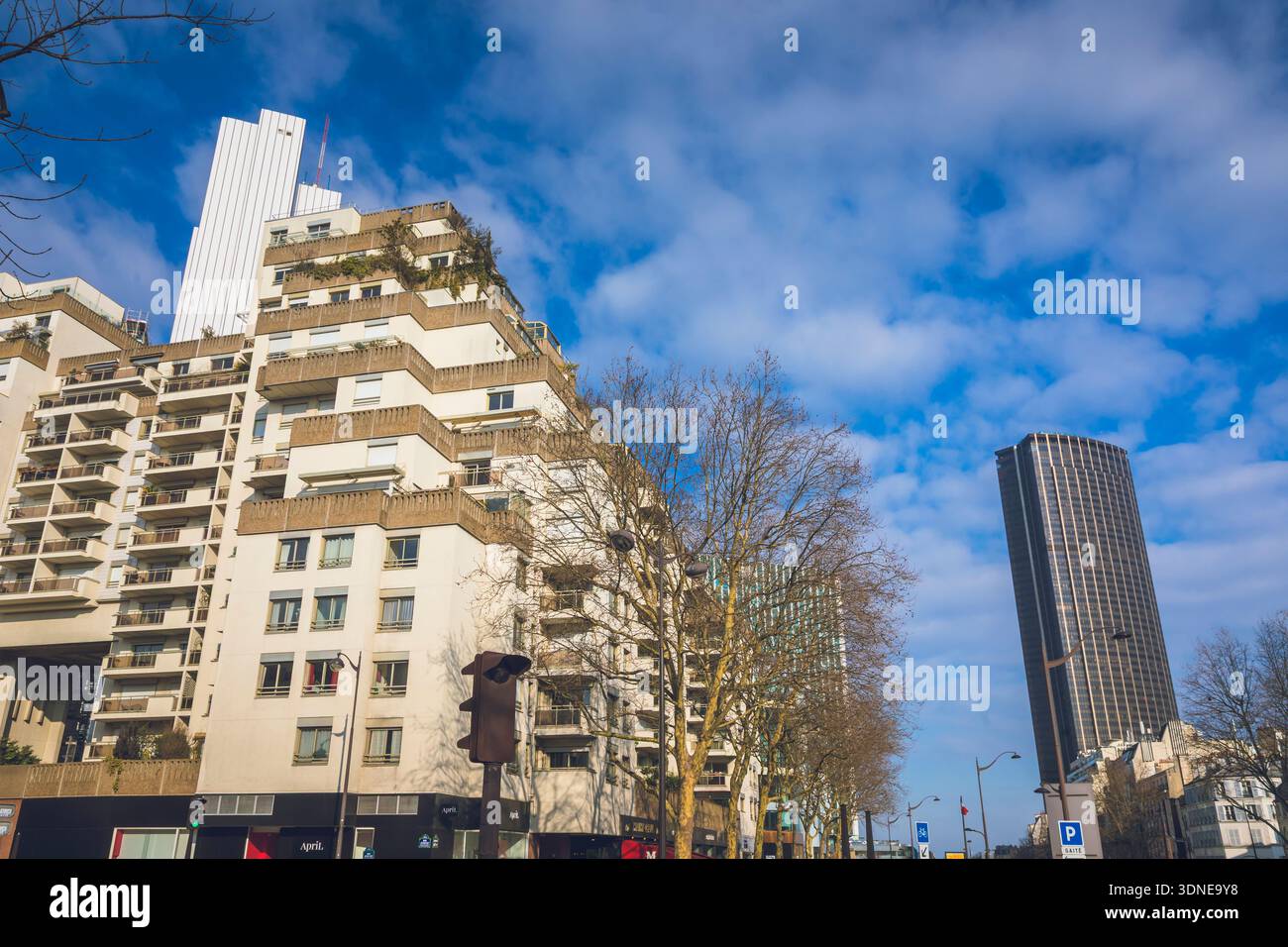 France, Île-de-France, Paris, 14ème arrondissement. Tour Montparnasse, immeuble avec balcon, angle boulevard du Maine et rue Jean Zay Banque D'Images