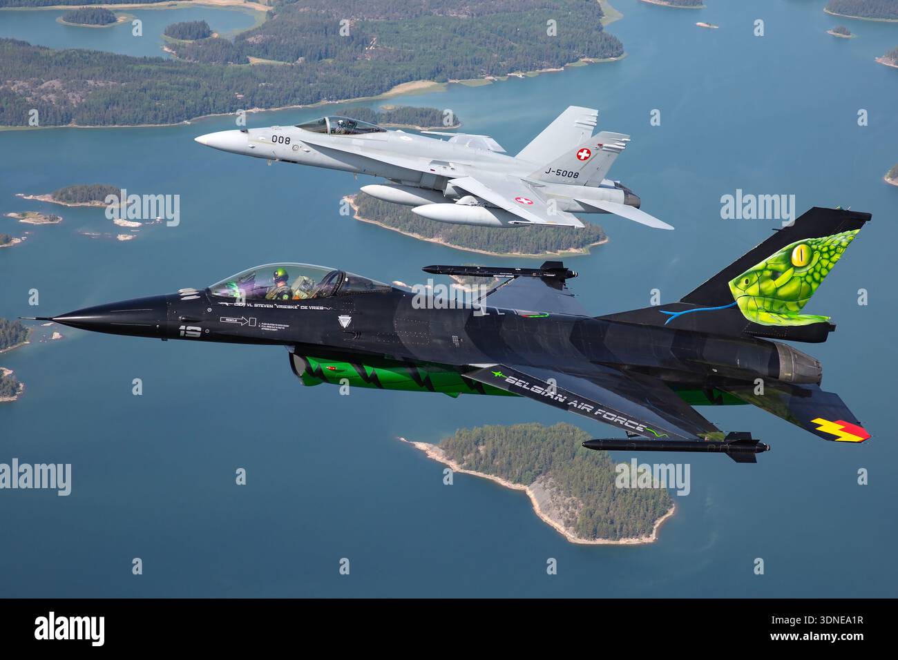Le F-16AM belge FA-87, série 6H-87, et le F/A-18C J-5008, série 1336/SFC008, effectuent des acrobaties aériennes de formation au Turku Airshow 2023. Le F-16AM avec moteur F100-PW-220 et le F/A-18C avec moteur F404-GE-402 démontrent agilité, précision et performances supersoniques multirôles. Les perspectives air-air et les vues rapprochées du pilote mettent l'accent sur le contrôle de vol, la maniabilité et l'affichage acrobatique avec des peintures et des empennages personnalisés Banque D'Images