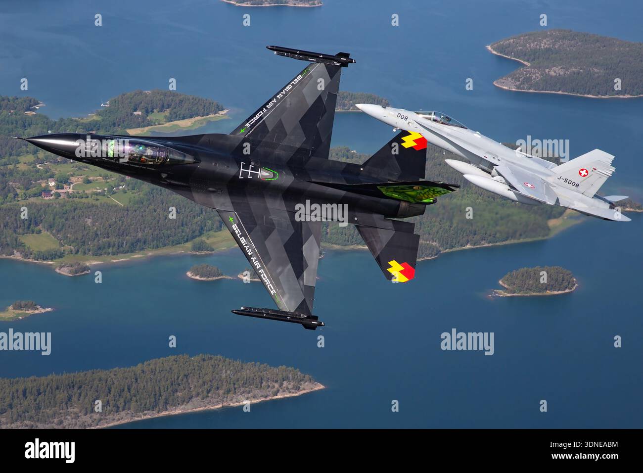 Le F-16AM FA-87 belge, série 6H-87, avec le F/A-18C J-5008 suisse, série 1336/SFC008, effectue des acrobaties aériennes de formation avec manœuvres de redressement au Turku Airshow 2023. F-16AM propulsé par des moteurs F100-PW-220 et F/A-18C par des moteurs F404-GE-402. Les vues en gros plan du pilote et les perspectives air-air montrent l'agilité, la précision et les performances opérationnelles multirôles avec la décoration de l'écran et la queue Banque D'Images