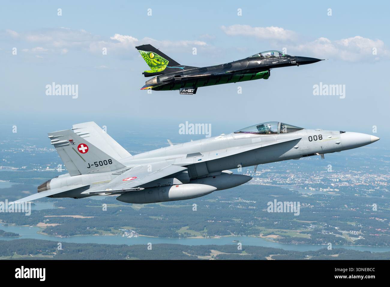 F-16AM Fighting Falcon 'Dream Viper' belge, Reg. FA-87, n° de série 6H-87 et F/A-18C Hornet, Reg. J-5008 (1336/SFC008), sont exposés en solo et en formation acrobatique au Turku Airshow 2023 en Finlande. Le F-16AM est propulsé par un seul turboréacteur Pratt & Whitney F100-PW-220 ; le F/A-18C est équipé de deux moteurs General Electric F404-GE-402. Le pilote en gros plan et les vues air-air mettent en évidence la forme de l'aile, le fuselage, l'illustration de la queue, la livrée, la verrière, et les manœuvres en vol. Banque D'Images