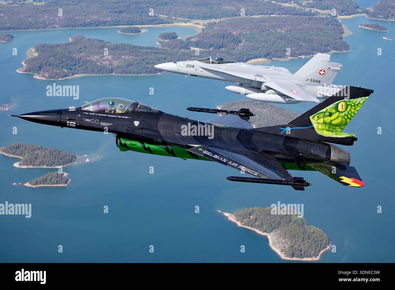 Le F-16AM Fighting Falcon FA-87 vole aux côtés du F/A-18C Hornet J-5008 de l'armée de l'air suisse en formation rapprochée lors du Turku Airshow 2023 en Finlande. Le F-16AM, propulsé par un turboréacteur Pratt & Whitney F100, arbore la livrée spéciale Dream Viper et le système de fumée. Le F/A-18C Hornet, équipé de deux turboventilateurs General Electric F404, maintient sa position. Les aéronefs sont représentés air-air réalisant un affichage acrobatique coordonné. Banque D'Images