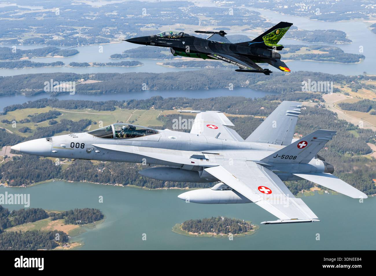 F-16AM belge « Dream Viper », Reg. FA-87 et Swiss F/A-18C Hornets, Reg. J-5008 et J-5016, exécutent des acrobaties aériennes en solo et en formation au Turku Airshow 2023. Dotés de voûtes à bulles, de conceptions à ailes basses, de capacités multirôles et de livrées personnalisées avec des dessins de queue, ces avions démontrent des manœuvres air-air, la configuration de l'aile, la structure du fuselage et les gouvernes lors de vols de démonstration publics. Banque D'Images