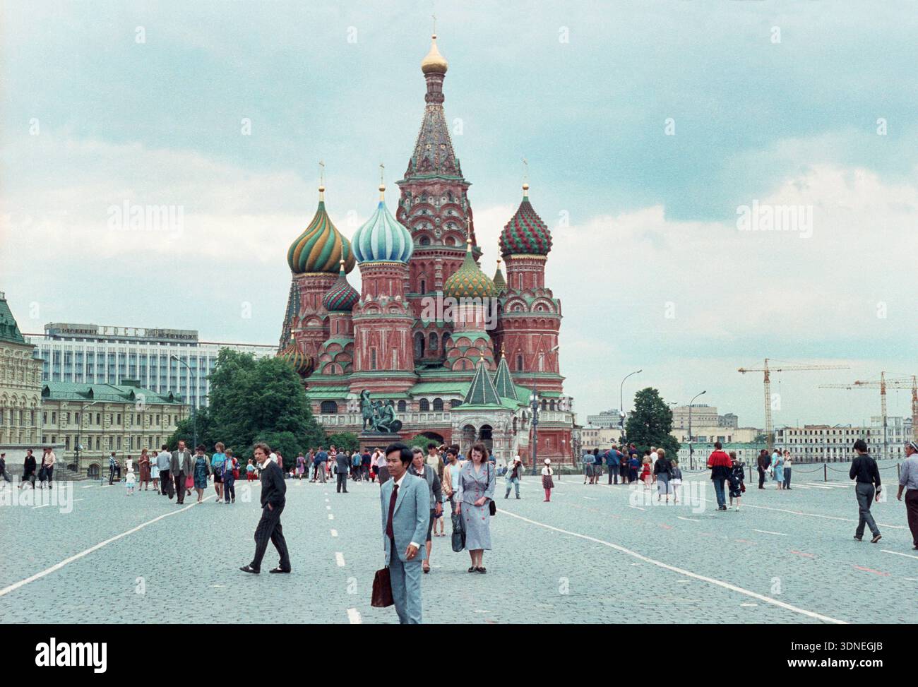 Russland, Moskau, 26.06.1990 F : 01-60-20 fuer Ihr Archiv Foto : Die den Platz an der Suedseite begrenzende Basilius-Kathedrale ist zweifellos das beruehmteste Bauwerk aus dem ensemble des Roten Platzes und Gilt als eines der Moskauer Wahrzeichen. Fuer Ihr Archiv fuer Ihr Archiv *** Russie, Moscou, 26 06 1990 F 01 60 20 pour vos archives photo : la cathédrale Basils, qui borde la place du côté sud, est sans aucun doute le bâtiment le plus célèbre de l'ensemble de la place Rouge et est considérée comme l'un des monuments Moscows pour vos archives pour vos archives Banque D'Images