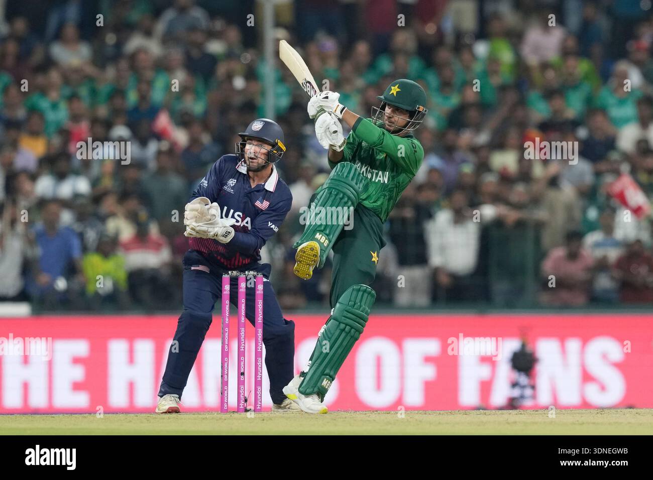 Pakistan's Saim Ayub plays a shot during the T20 World Cup cricket match between Pakistan and the United States in Colombo, Sri Lanka, Tuesday, Feb. 10, 2026. (AP Photo/Eranga Jayawardena) Banque D'Images