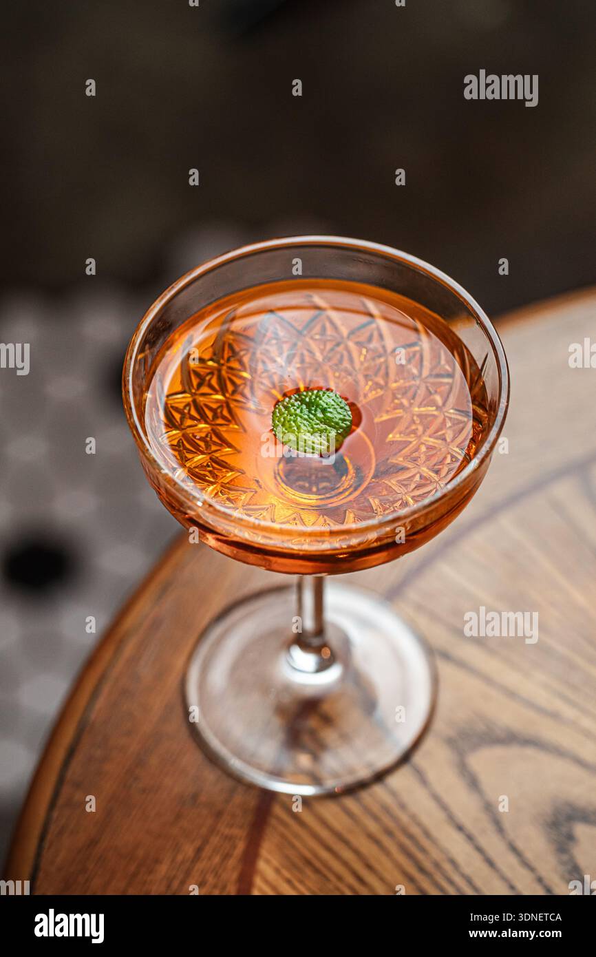 Cocktail ambré en verre coupé avec garniture Banque D'Images