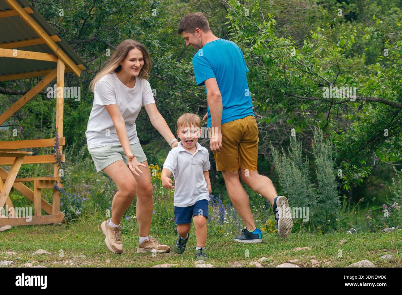 Joyeux et mémorables moments en famille passés dans la nature à jouer et rire ensemble dans les grands espaces Banque D'Images