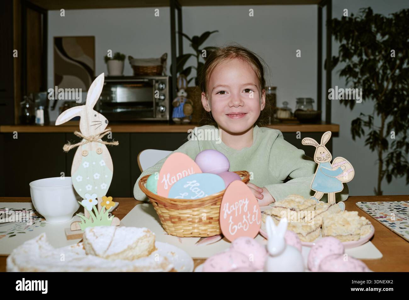 Portrait d'enfant fille souriant tout en célébrant Pâques à l'intérieur Banque D'Images