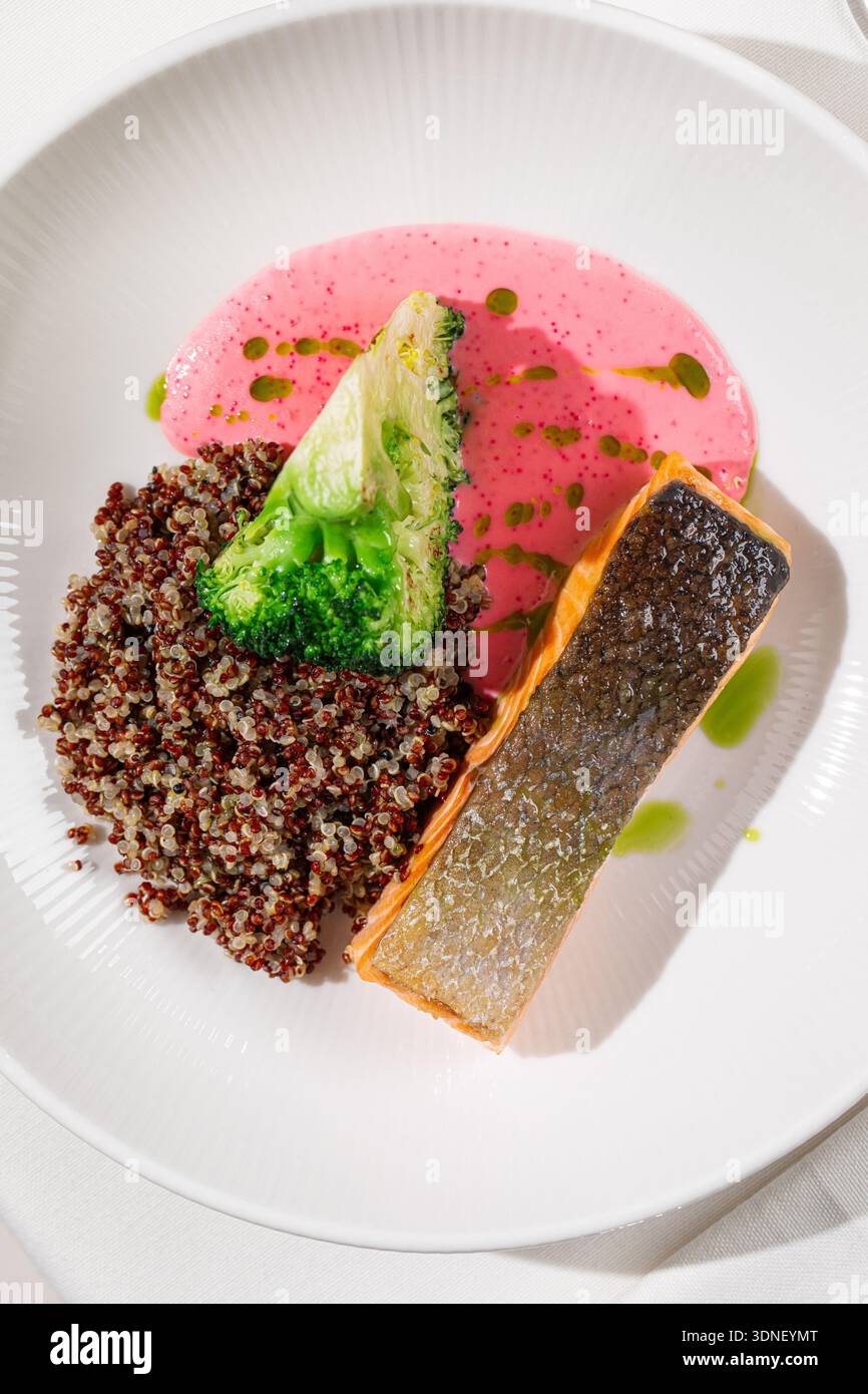 Saumon grillé avec brocoli quinoa et sauce Banque D'Images