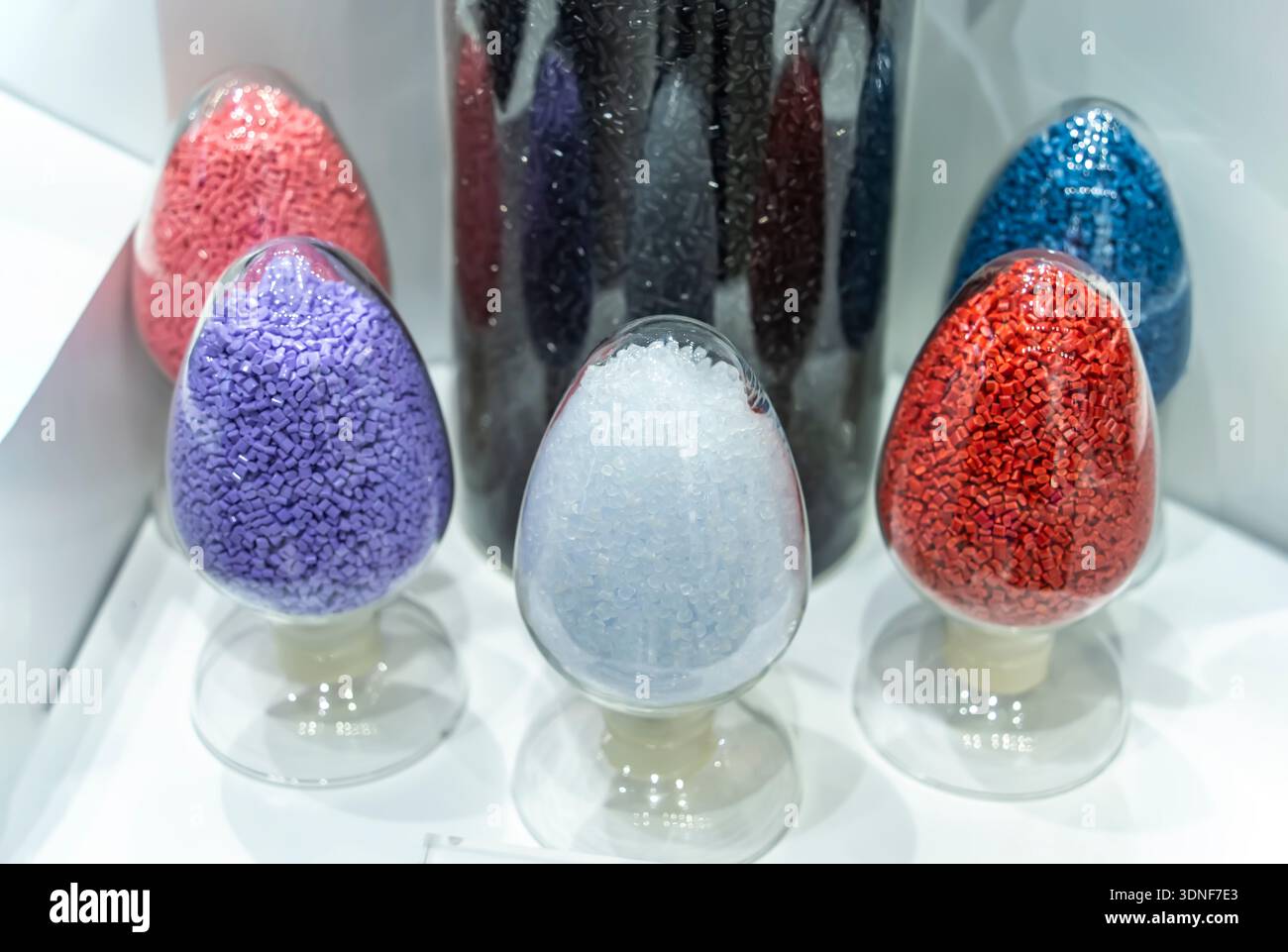 Granules de polymère coloré dans le verre Banque D'Images