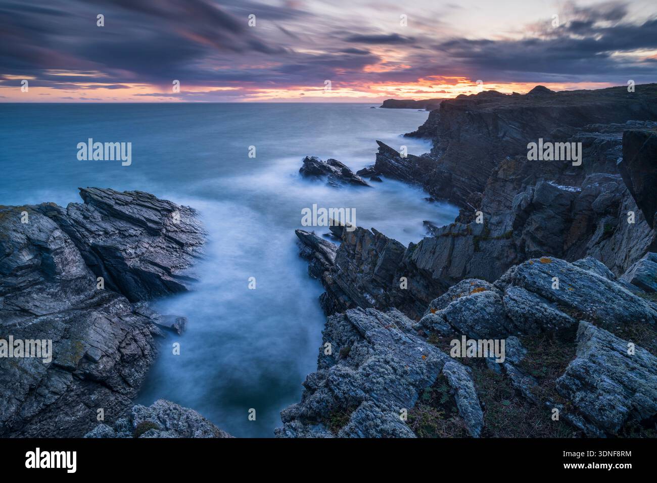 Coucher de soleil sur la côte spectaculaire d'Anglesey, au nord du pays de Galles, au Royaume-Uni. Banque D'Images
