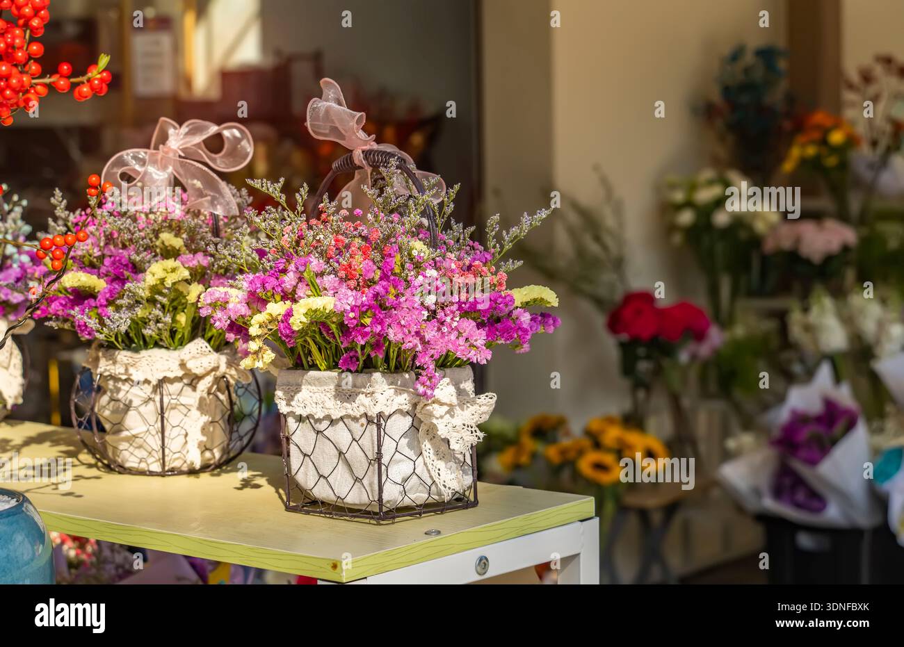 Bouquet de fleurs blanches de souffle de bébé gypsophila dans le panier. Banque D'Images