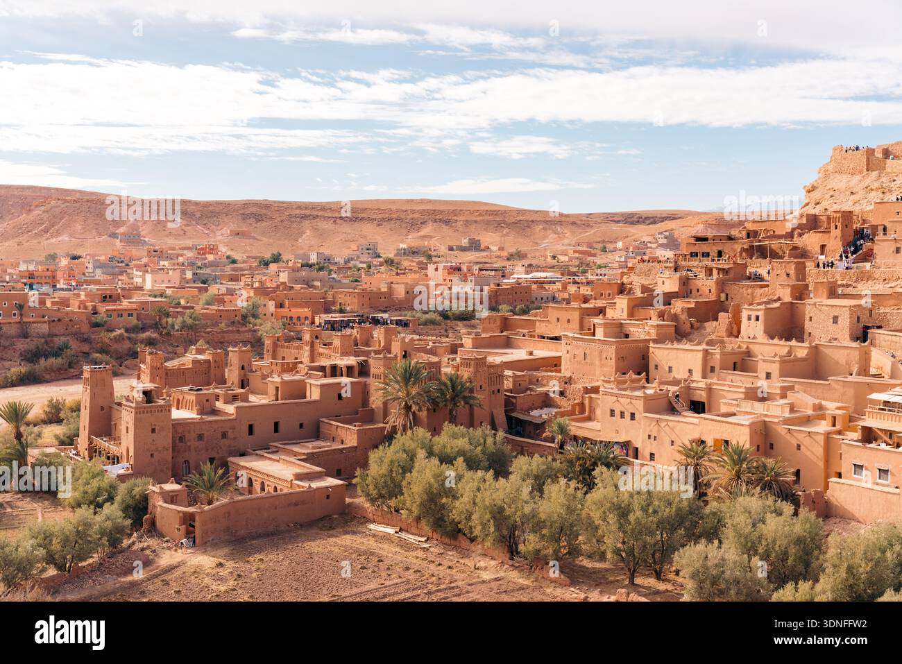 Kasbah marocaine ait Ben Haddou avec des touristes explorant son architecture ancienne Banque D'Images