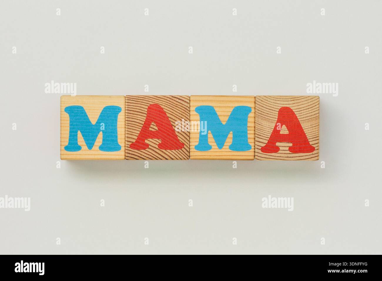 Composition minimaliste de blocs de bois MAMA Banque D'Images