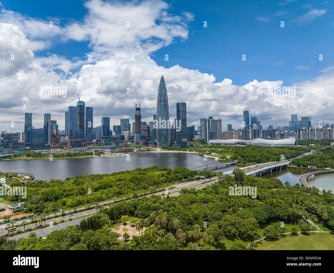 Drone survole le quartier central des affaires de la ville de Shenzhen, panorama aérien Chine. Banque D'Images