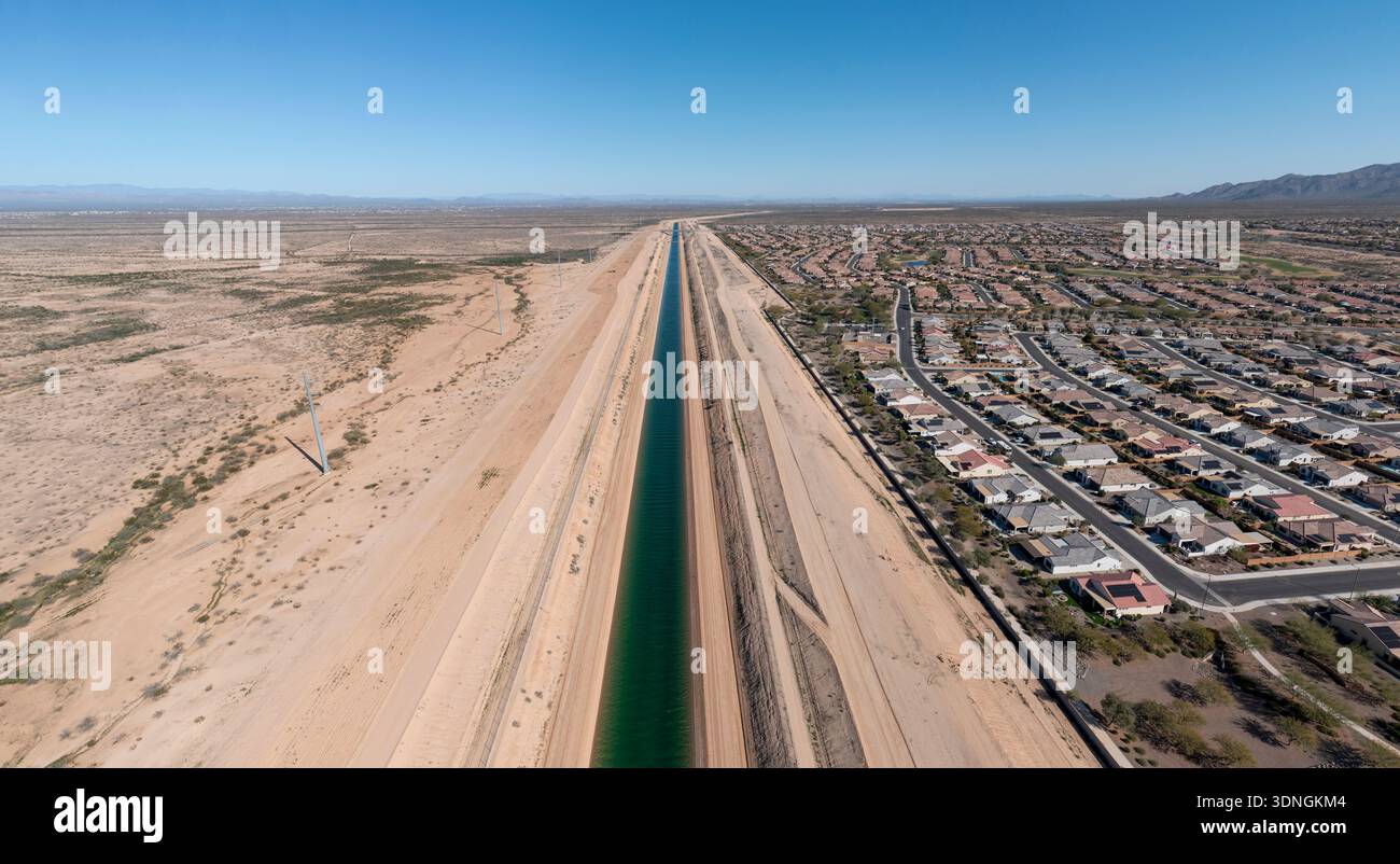 Buckeye, Arizona - le canal Central Arizona Project amène l'eau du fleuve Colorado devant le Sun City Festival, une communauté de retraités Dell Webb dans le deser Banque D'Images