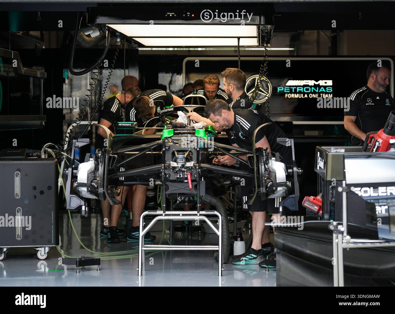 Montréal, Canada - juin 2025 : les mécaniciens de l'écurie Mercedes-AMG Petronas Formula One travaillent sur la voiture à l'intérieur du garage pendant les préparatifs du Grand Prix du Canada Banque D'Images