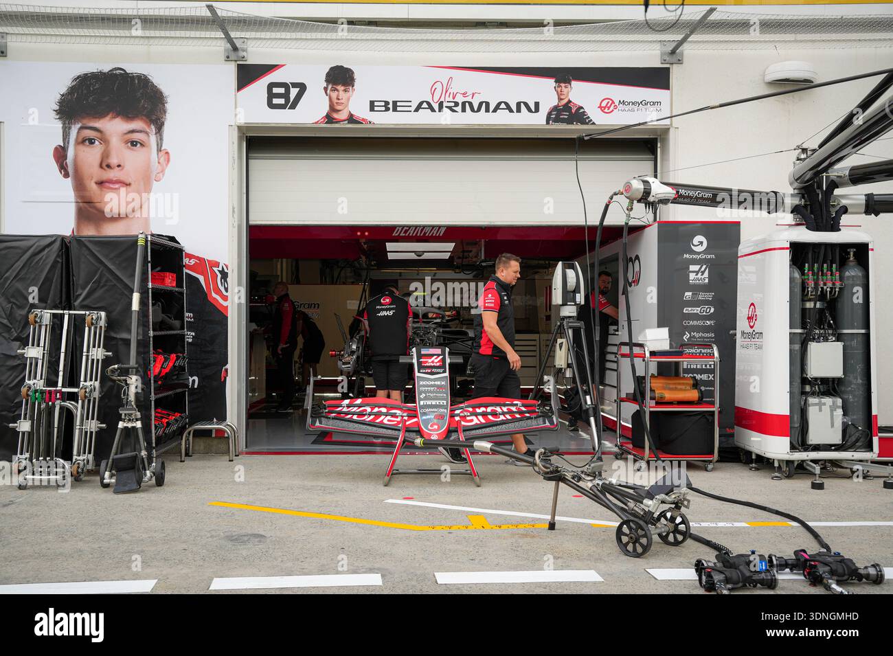 Montréal, Canada - juin 2025 : les mécaniciens de l'écurie Haas F1 Team travaillent dans le garage d'Oliver Bearman pendant les préparatifs du Grand Prix canadien de formule 1 Banque D'Images