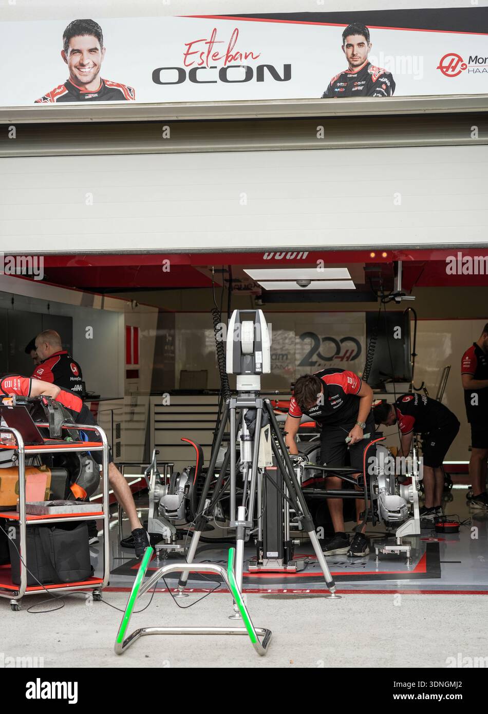 Montréal, Canada - juin 2025 : les mécaniciens de l'écurie Haas F1 Team travaillent dans le garage d'Oliver Bearman pendant les préparatifs du Grand Prix canadien de formule 1 Banque D'Images