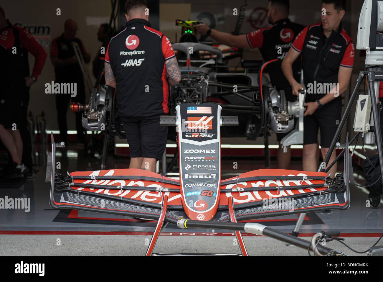 Montréal, Canada - juin 2025 : les mécaniciens de l'écurie Haas F1 Team travaillent dans le garage d'Oliver Bearman pendant les préparatifs du Grand Prix canadien de formule 1 Banque D'Images