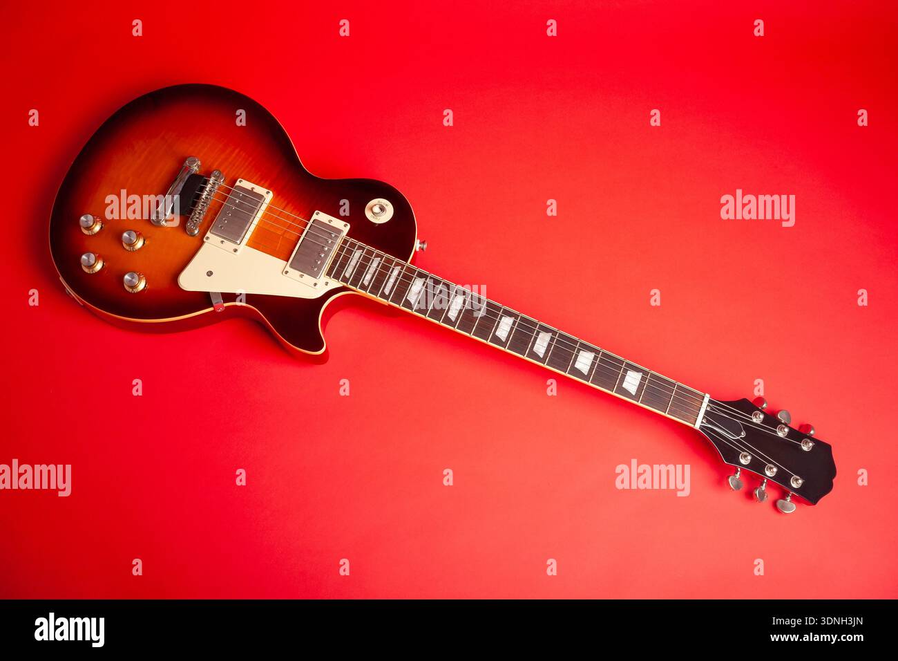 guitare électrique sur fond rouge Banque D'Images