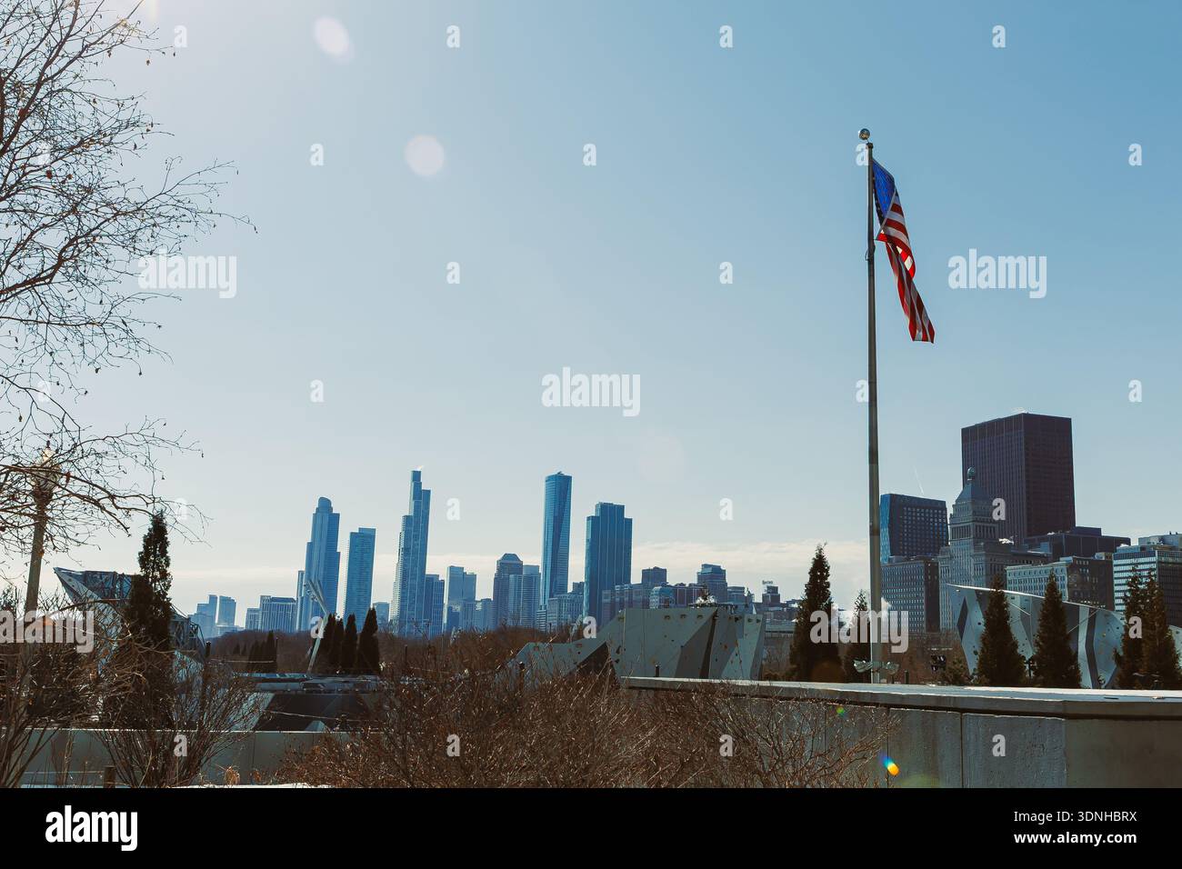 Par temps clair, on voit les gratte-ciel de Chicago avec de hauts bâtiments et un drapeau américain agitant au premier plan. La scène capture la vie urbaine et architectural Banque D'Images