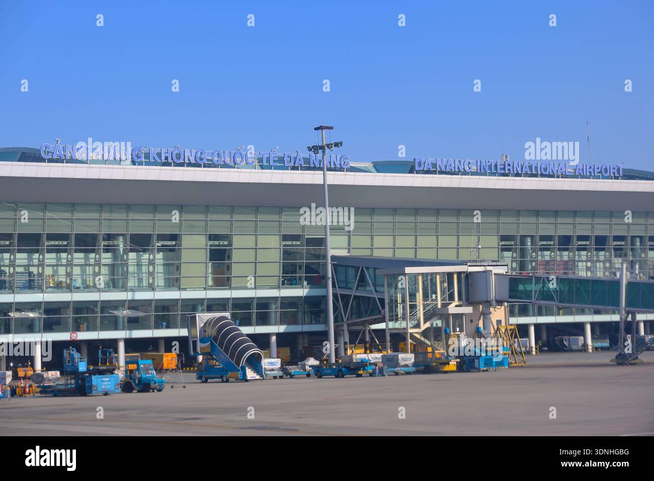 Danang Airport (DAN) - la ville côtière à l'embouchure de la rivière Han, centre Vietnam VN Banque D'Images