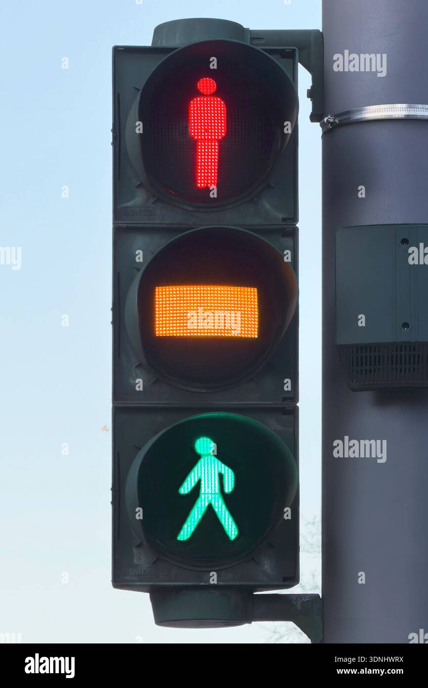 Feux de circulation pour piétons avec phase jaune ; Duesseldorf est la seule ville en Allemagne avec une phase jaune pour piétons., Allemagne, Rhénanie du Nord-Westphalie Banque D'Images