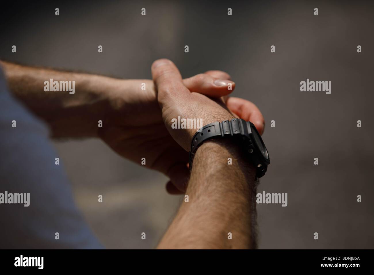 Homme assis avec les mains serrées, texture de la peau de la main, gros plan Banque D'Images
