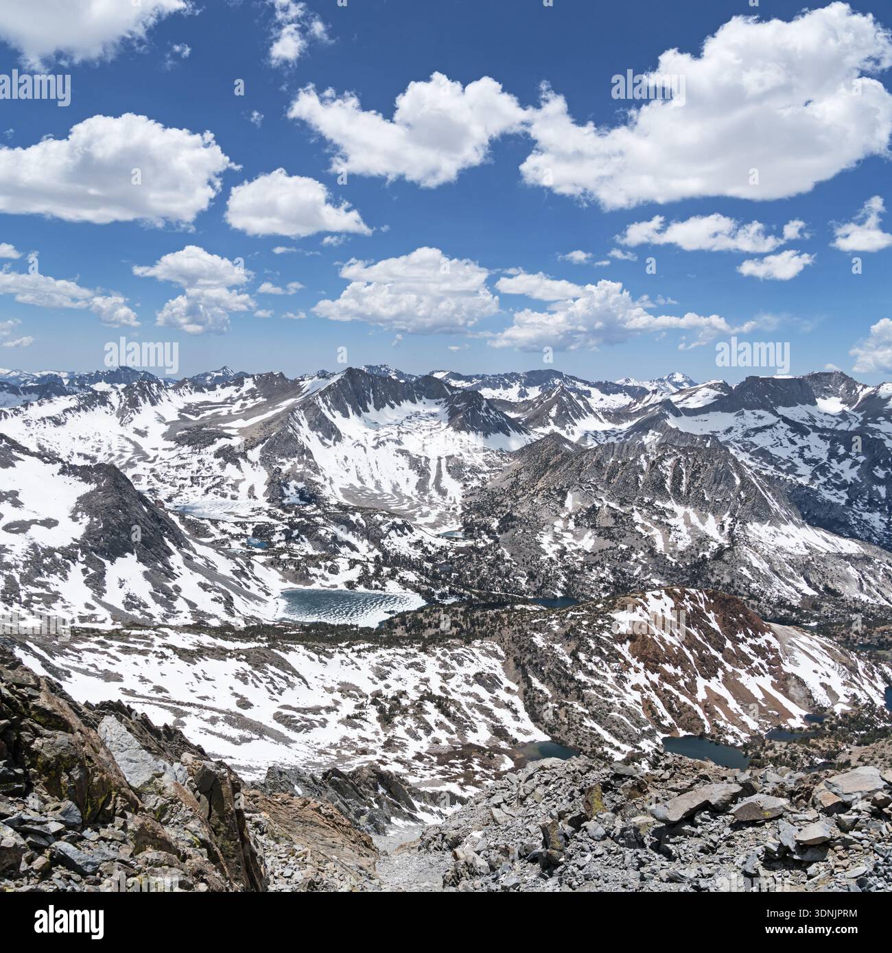 Vue vers la fin du printemps dans le bassin de Bishop Creek dans la nature sauvage de John Muir depuis la chaîne inconsolable des montagnes de la Sierra Nevada Banque D'Images