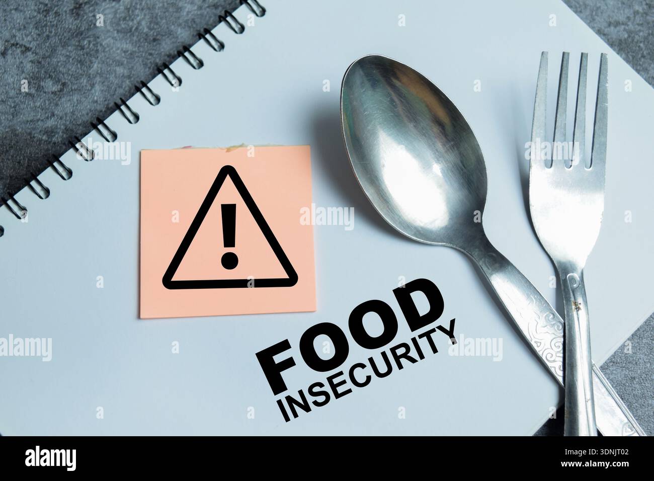 Concept d'insécurité alimentaire écrire sur le livre avec isolé sur la table en bois. Faute d'accès à des aliments nutritifs, la faim et la pauvreté, la crise économique Banque D'Images