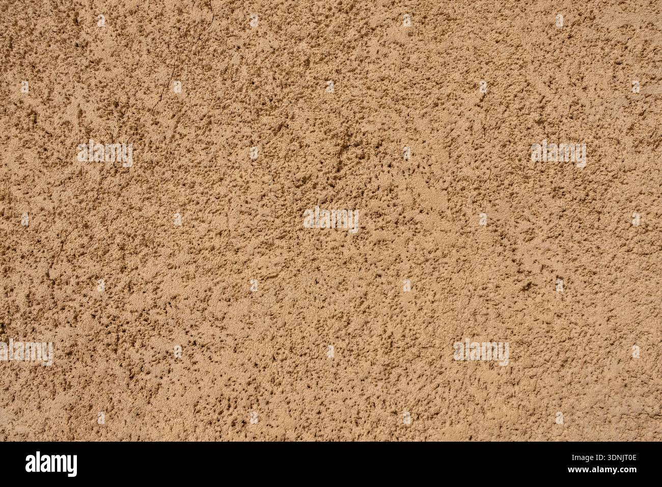 Texture murale en plâtre beige avec surface rugueuse et imperfections naturelles. Fond architectural traditionnel du moyen-Orient Banque D'Images