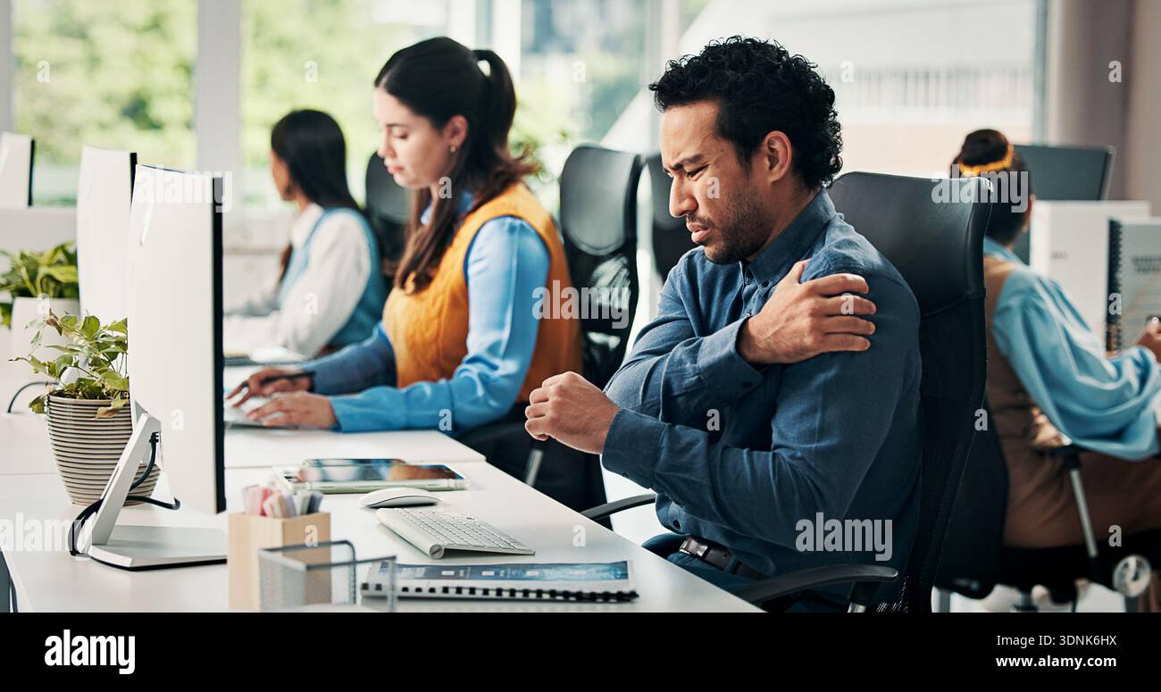 Ordinateur, homme ou stress avec douleur à l'épaule au bureau de fatigue musculaire, charge de travail de l'histoire ou pression. Coworking, journaliste ou mal commun à Banque D'Images