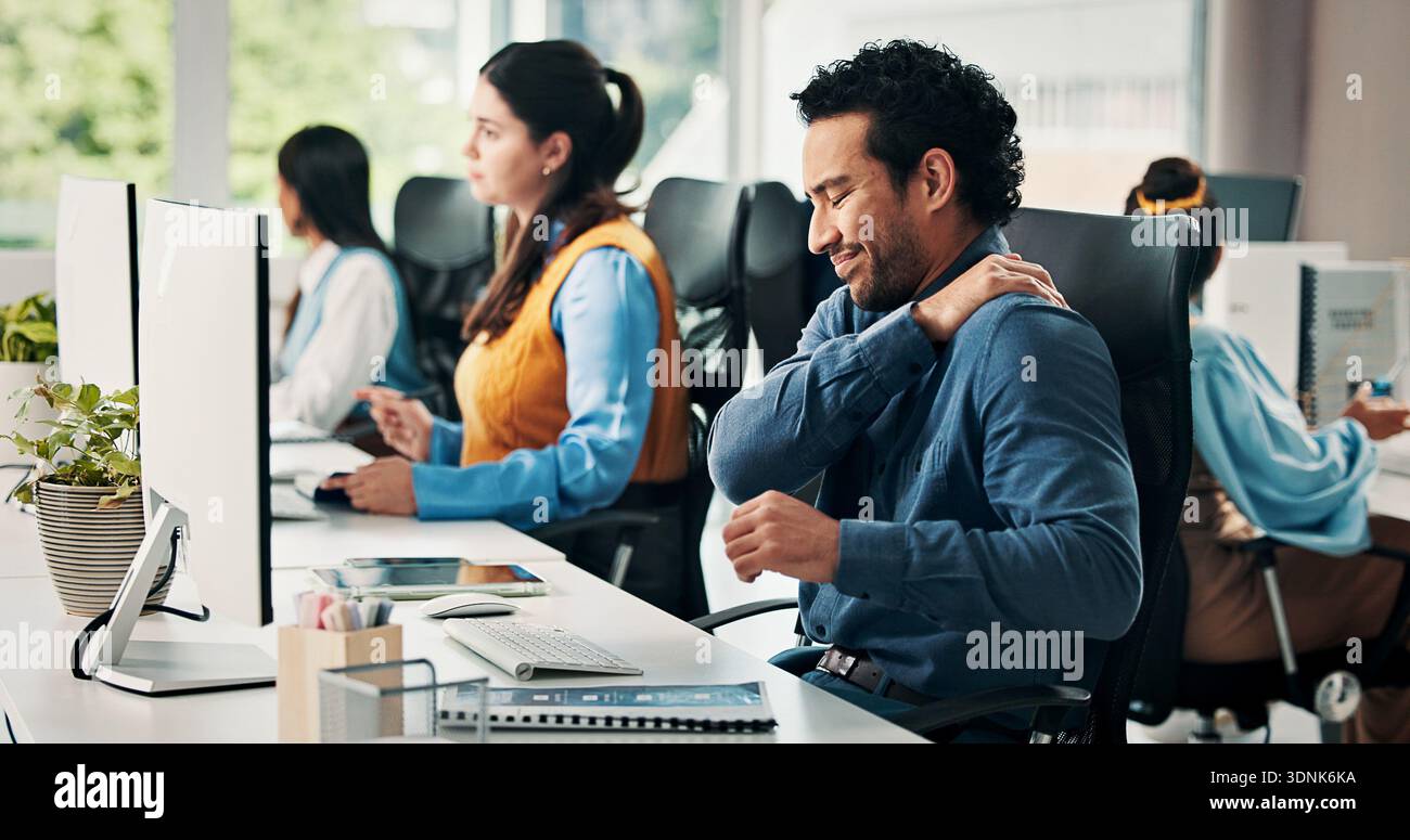 Ordinateur, homme d'affaires ou douleur à l'épaule au bureau avec fatigue musculaire, pression de l'article ou charge de travail. Coworking, journaliste ou mal commun à l'édition Banque D'Images