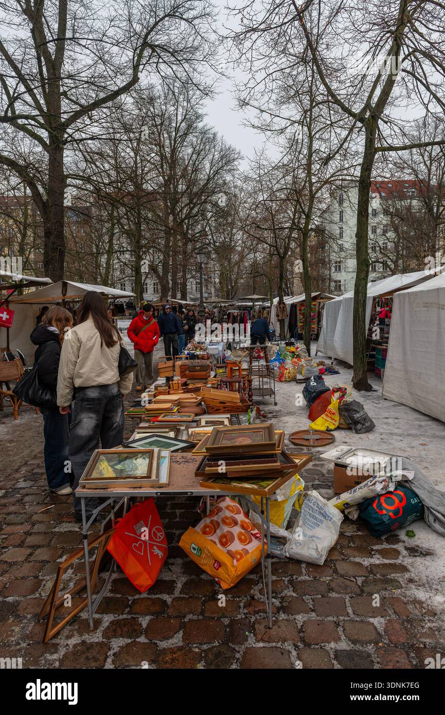 Marché aux puces à Arkonaplatz en hiver, Berlin, Allemagne Banque D'Images