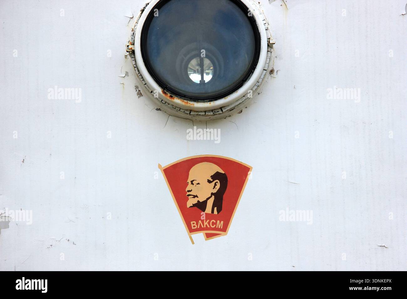 Emblème Komsomol soviétique et phare de locomotive sur surface blanche altérée Banque D'Images