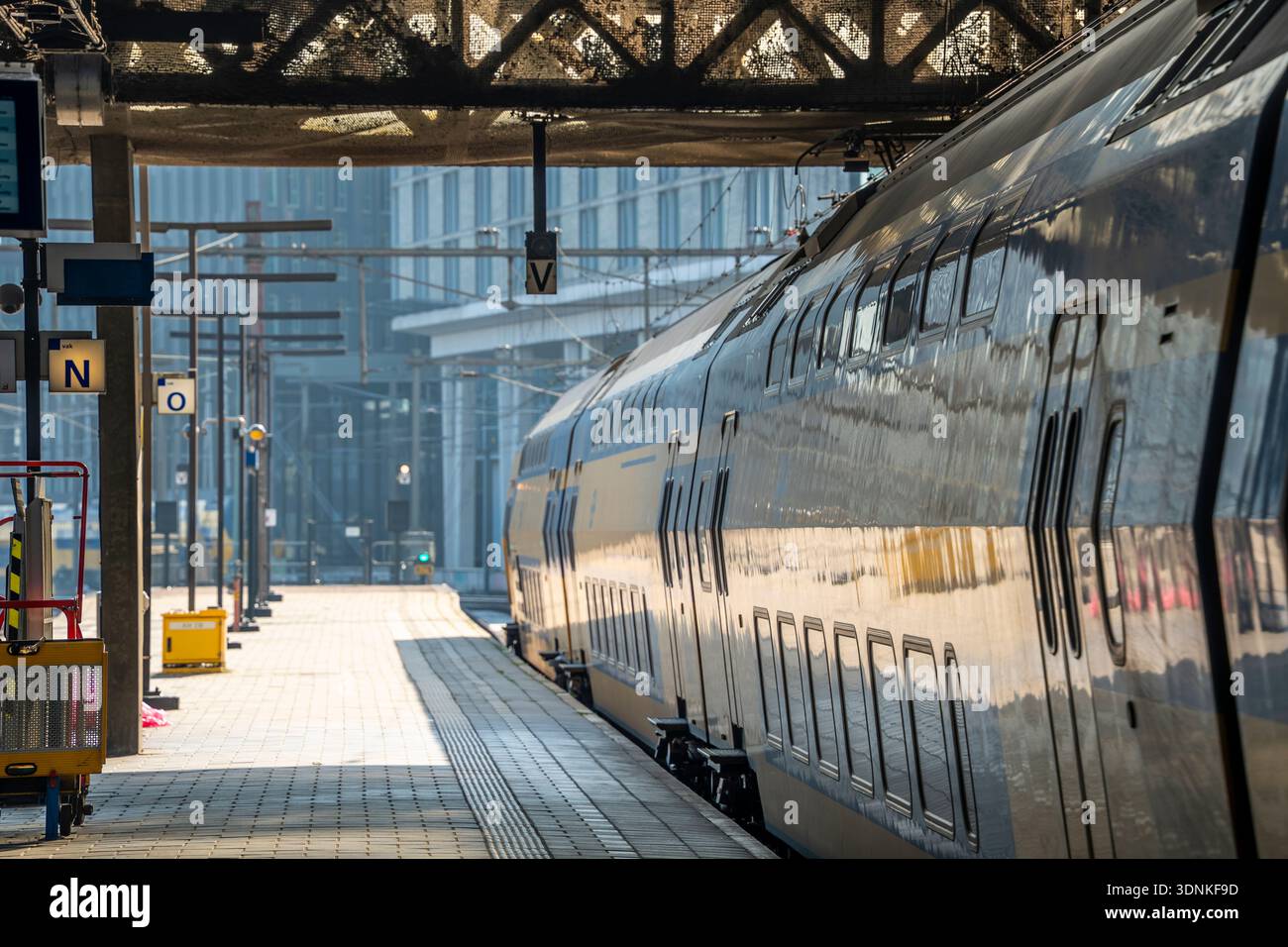 Un train VIRM à la gare centrale d'Amsterdam aux pays-Bas Banque D'Images