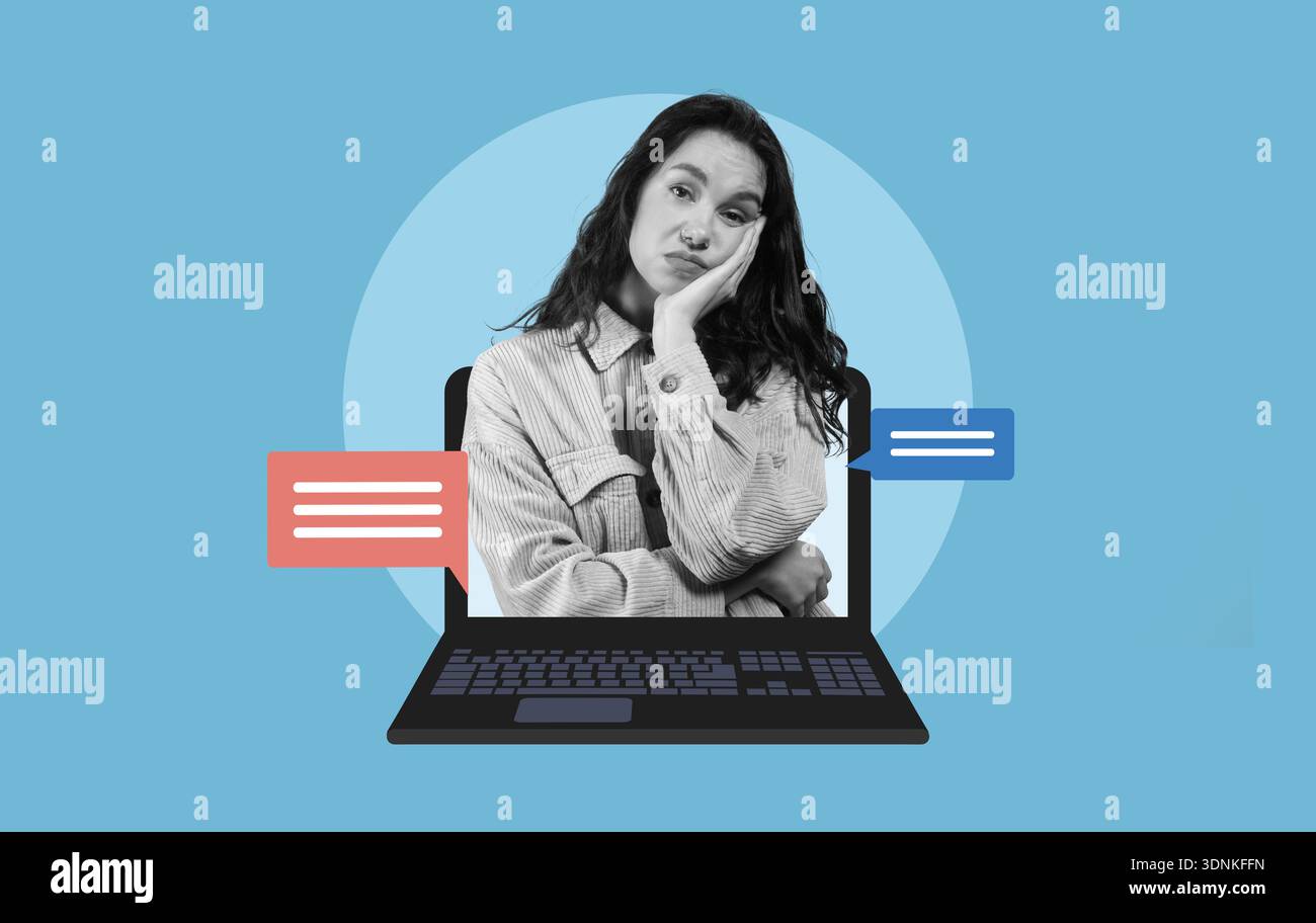 Une femme est assise devant un ordinateur portable avec une expression réfléchie Banque D'Images