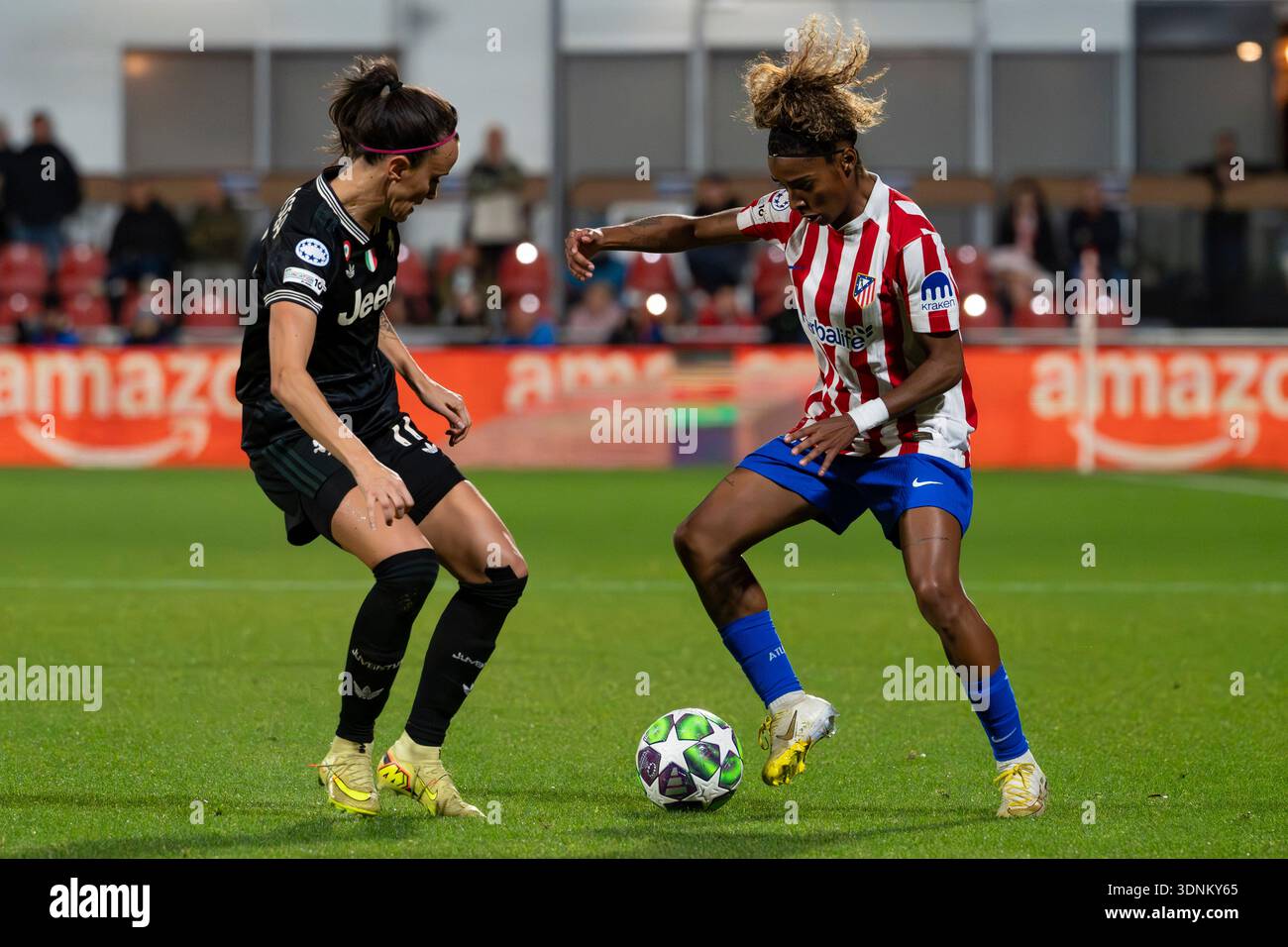 Alcalá de Henares, Madrid, Espagne. 12 novembre 2025. Luany Vitoria da Silva Rosa (Atletico de Madrid) et Barbara Bonansea (Juventus) à l'UEFA Women Banque D'Images