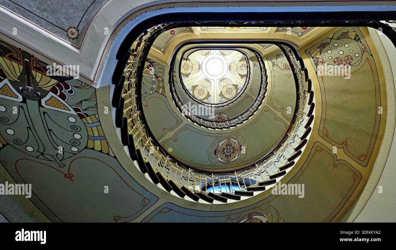 Vue d'en bas de l'escalier en colimaçon Art Nouveau coloré peint à l'intérieur du Musée Art Nouveau. Riga, Lettonie Banque D'Images
