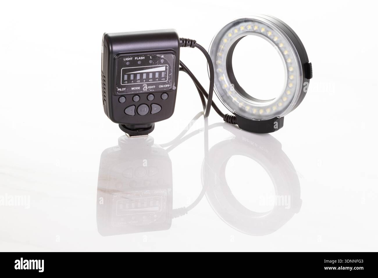 Kit d'éclairage photo compact avec éclairage annulaire LED circulaire et flash séparé. Idéal pour les portraits, les photos de produits et le contenu social Banque D'Images