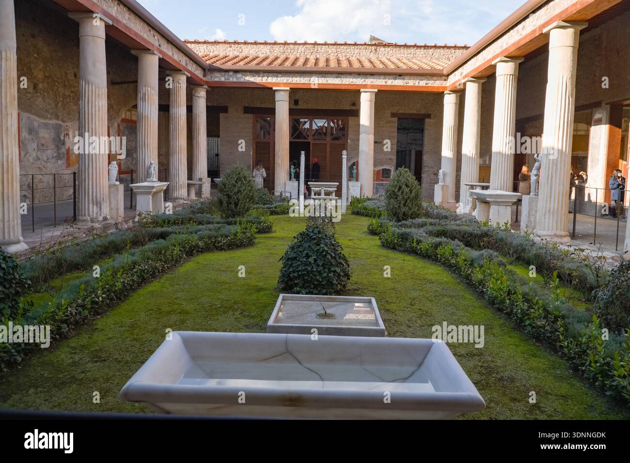 Maison des Vettii (Casa dei Vettii). Jardin péristyle restauré dans la Domus romaine, Parc archéologique de Pompéi, Italie. Banque D'Images