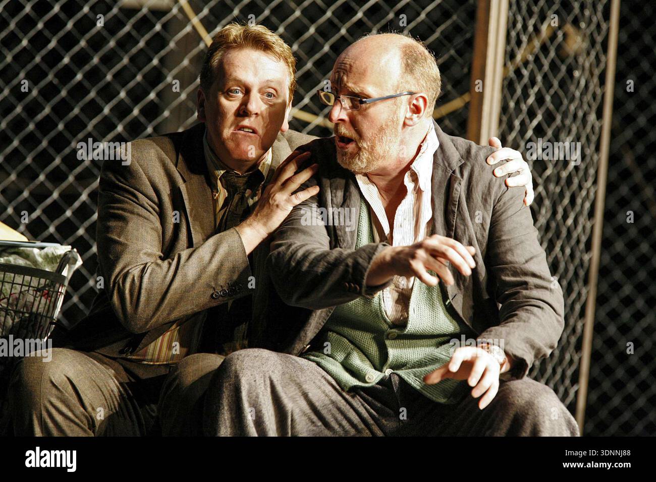 de gauche à droite : Peter Coleman-Wright (Don Pizarro), Brindley Sherratt (Rocco) in FIDELIO at Glyndebourne Festival Opera, E.Sussex, Angleterre 02/07/2006 musique : Ludwig van Beethoven livret : Sonnleithner & Treitschke chef d'orchestre : Mark Elder Set & Lighting design : Jean Kalman costumes : John Bright réalisateur : Deborah Warner Banque D'Images