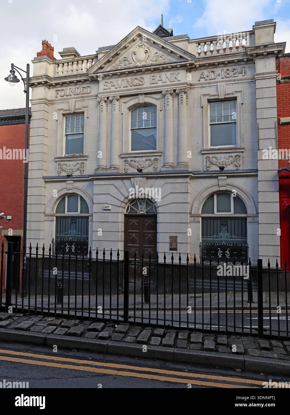Stockport Savings Bank Building, fondé en 1824, avec une façade en pierre ornée et des garde-corps en fer près d'Underbank, Stockport, Greater Manchester. Banque D'Images