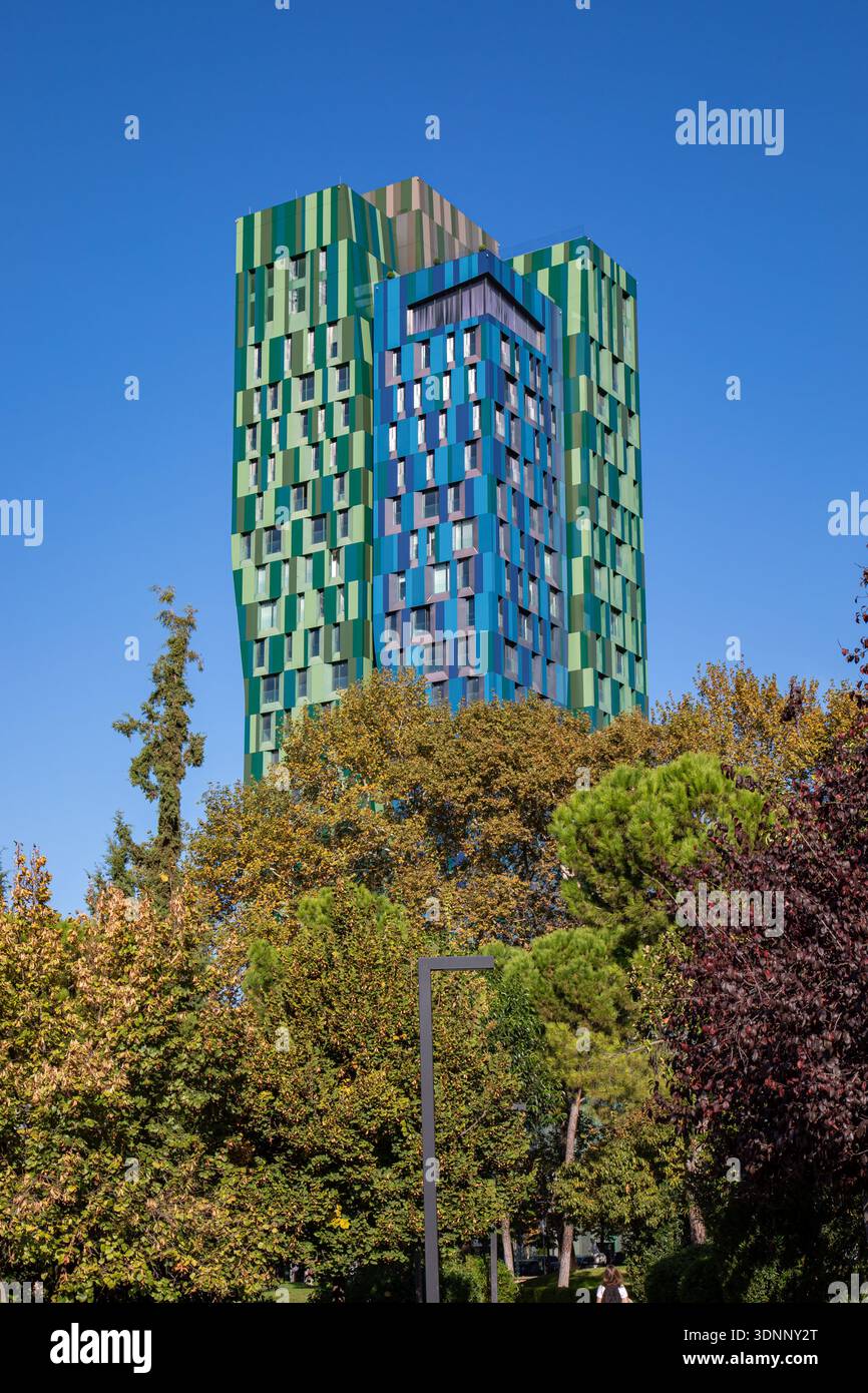 Tour Alban, une tour colorée, conçue par Archea Associati et achevée en 2023, à Tirana, Albanie Banque D'Images