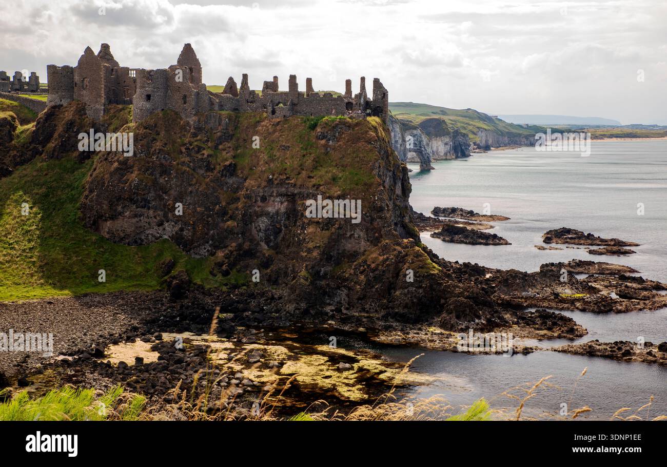 Château de Dunluce sur la côte d'Antrim, comté d'Antrim, Irlande du Nord, lieu de tournage de Game of Thrones. Banque D'Images