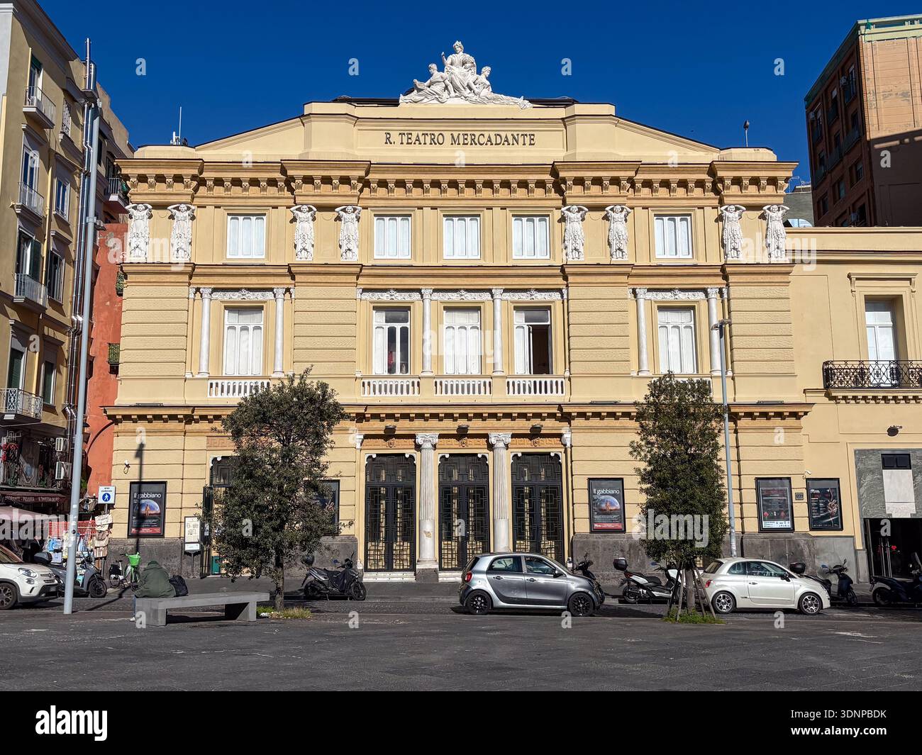Teatro Mercadante, R. Teatro Mercadante. Théâtre historique à Naples, Italie. Extérieur de style néoclassique reconstruit après l'incendie de 1879. Banque D'Images