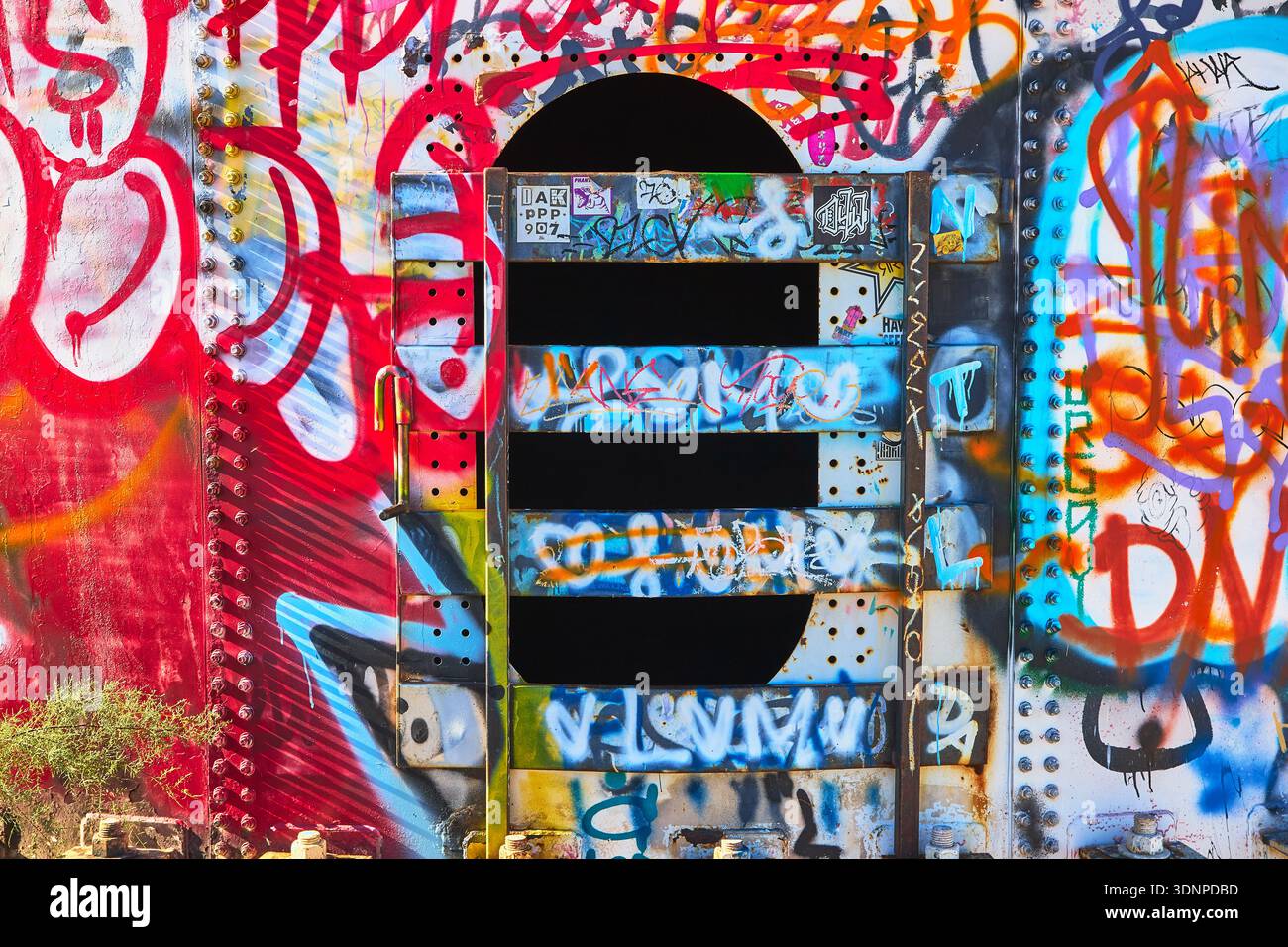 Graffiti Covered Metal Wall à Abandoned Water Park California Urban Decay Banque D'Images