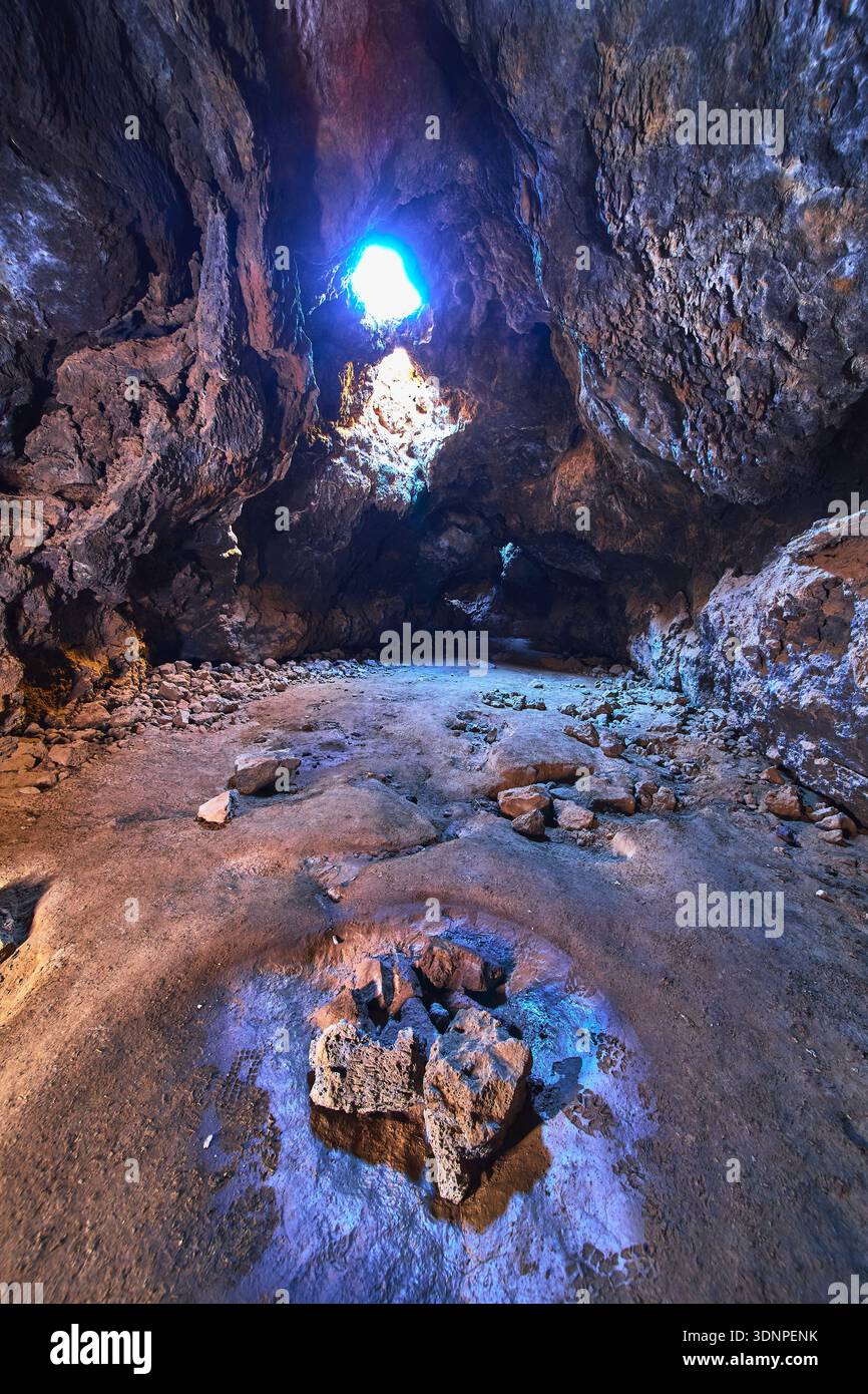 Intérieur Kelso Lava tube avec toit plein soleil et plancher Rocky Cave Banque D'Images
