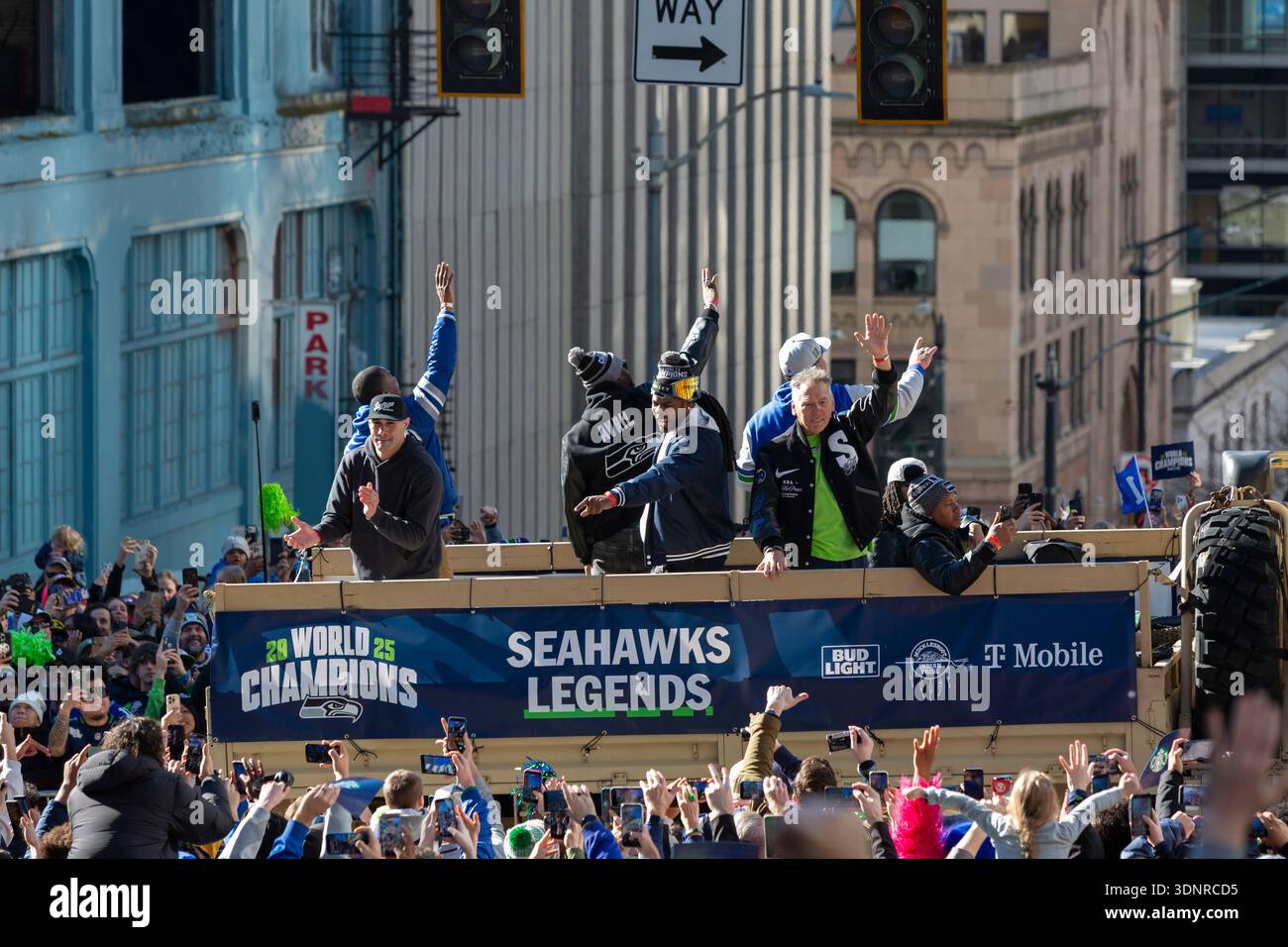 Seattle, Washington, États-Unis. 11 février 2026. Les fans encouragent les joueurs de la NFL, y compris l'ancien Seahawk Richard Sherman (au centre) lors du Seahawks World Champions Parade dans le centre-ville de Seattle le mercredi 11 février 2026. Au moins 750 000 personnes devraient assister à la célébration de la victoire de l’équipe sur les Patriots de la Nouvelle-Angleterre au Super Bowl LX dimanche. Crédit : Paul Christian Gordon/Alamy Live News Banque D'Images