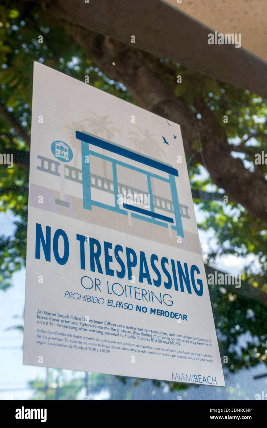 Miami Beach Floride, signe, signe d'avertissement, extérieur, arrêt d'autobus abri, transports en commun, avis du gouvernement de la ville, Prohibido, interdit, El paso, le Banque D'Images